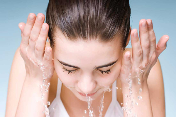 Hãy giữ cho da mặt luôn sạch cũng là hình thức bảo vệ da, tránh bị mụn, sẹo
