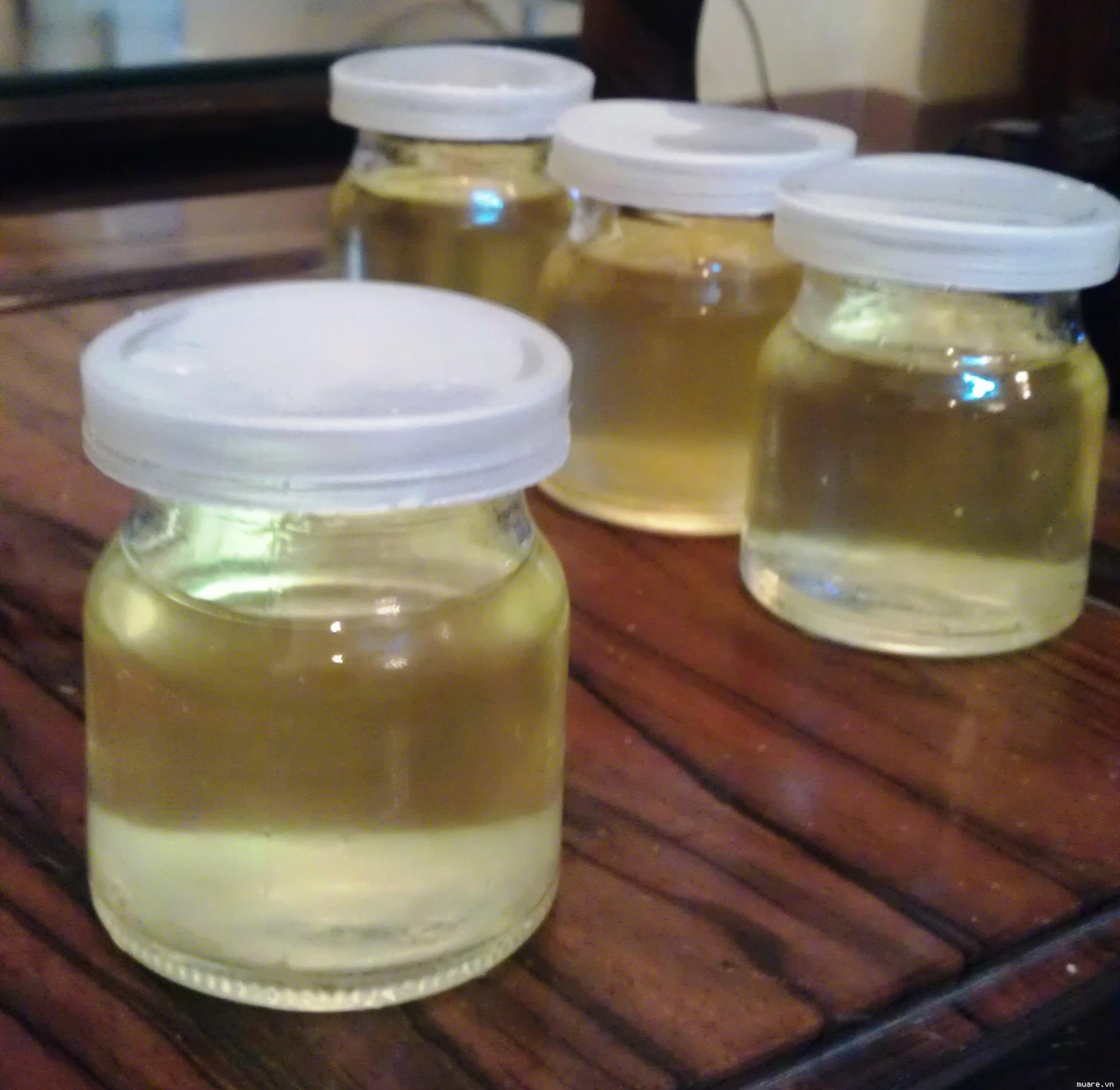 Nên bảo quản dầu mù u trong chai thủy tinh để đảm bảo chất lượng